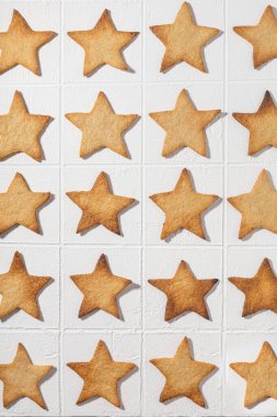 Beyaz arkaplanda yıldız şeklinde zencefilli kurabiye deseni