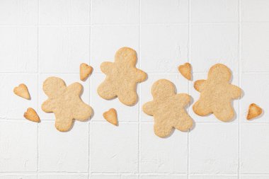 Beyaz arka planda taze zencefilli ekmek adamlar ve kalpler hazır