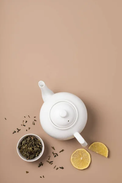 Weiße Teekanne Mit Losem Grünen Tee Einer Tasse Und Zitrone — Stockfoto