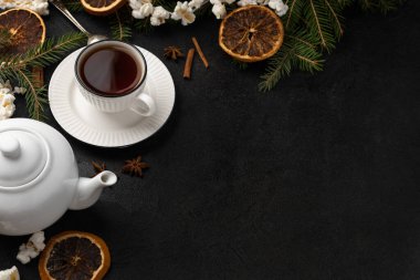Koyu arkaplanda fotokopi alanı olan bir Noel partisi