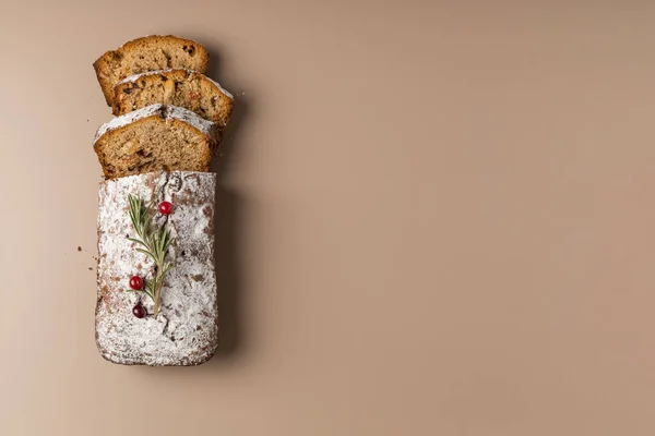 Muffin Natal Fresco Fatiado Com Frutas Secas Nozes Minimalismo Fundo — Fotografia de Stock