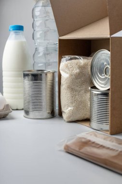 Salgın sırasında bir kutu kuru erzak.