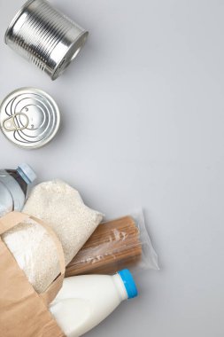 Hafif bir arkaplanda insani yardım olarak bakkal seti