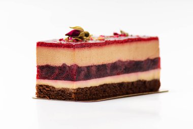 Beyaz tabakta sufle ve vişneli kek.