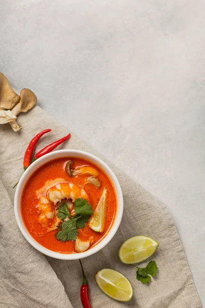 Белая Тарелка Свежего Супа Tom Yum Льняной Салфетке Ингредиентами Светлом Лицензионные Стоковые Фото