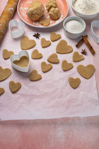 Cocinar Galletas Para Día San Valentín Con Ingredientes Sobre Fondo — Foto de Stock