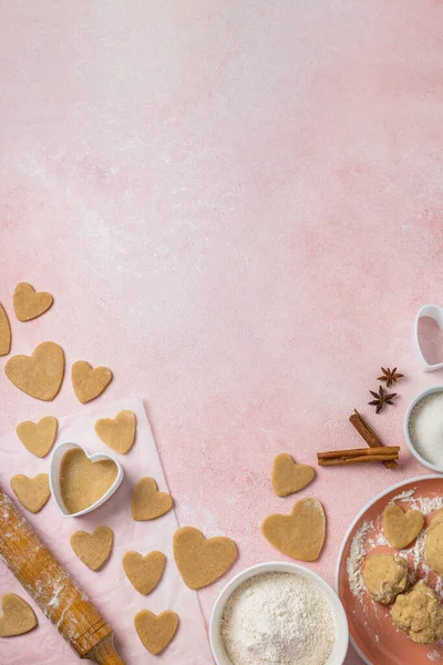 Cozinhar Biscoitos Para Dia Dos Namorados Com Ingredientes Fundo Rosa Fotos De Bancos De Imagens Sem Royalties