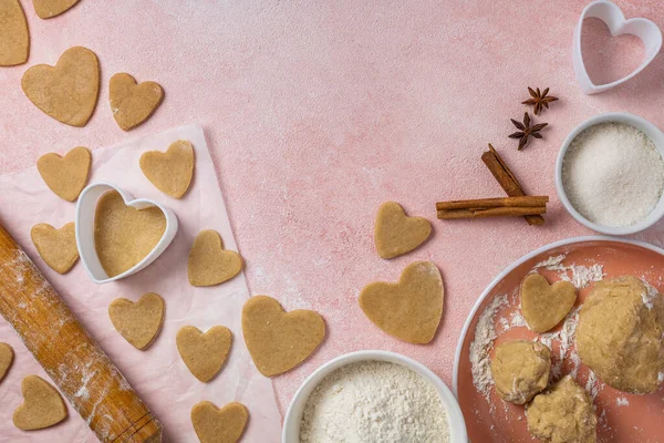 Cozinhar Biscoitos Para Dia Dos Namorados Com Ingredientes Fundo Rosa Imagens De Bancos De Imagens Sem Royalties