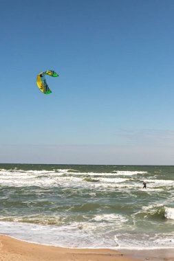 Su sporu. Uçurtma sürmek. Denizde uçurtma. Dalgalarda sörf yapmak. Dalgalarda sörf yap. Dalgıç kıyafetli bir sporcu. Olağanüstü bir hobi. Eğlence olsun diye sörf tahtası. Sudaki adam..