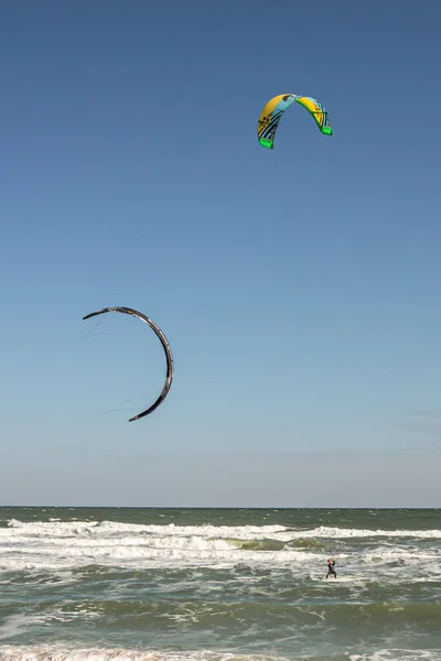 Water Sport Vliegerrijden Kitesurfen Zee Aan Boord Golven Rijd Golven — Stockfoto