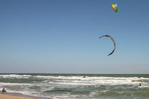 Water Sport Vliegerrijden Kitesurfen Zee Aan Boord Golven Rijd Golven — Stockfoto