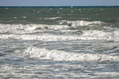 Denizde fırtına. Köpüklü su. Denizde dalgalar. Sonbaharda deniz manzarası. Kıyıdan okyanus..