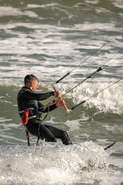 Sporu Uçurtma Sürmek Denizde Uçurtma Dalgalarda Sörf Yapmak Dalgalarda Sörf — Stok fotoğraf