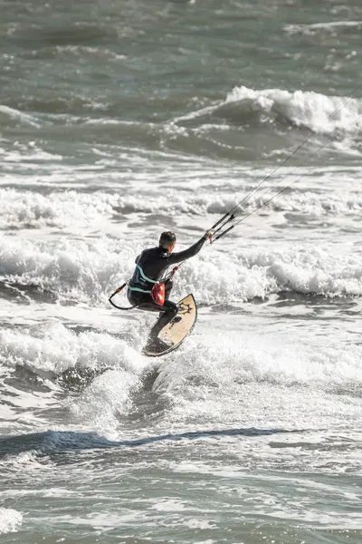 Sporu Uçurtma Sürmek Denizde Uçurtma Dalgalarda Sörf Yapmak Dalgalarda Sörf — Stok fotoğraf