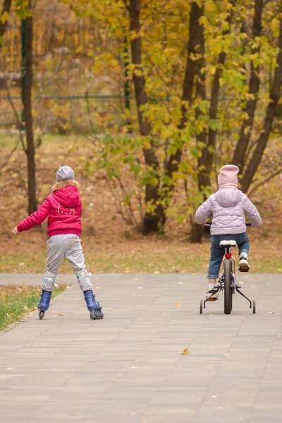 Höstlovet Lycklig Barndom Barn För Promenad Parken Barn Cykel Och — Stockfoto