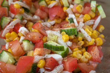 Mürekkep balıklı sebze salatası. Hafif salata malzemeleri. Sağlıklı yiyecekler. Sağlıklı bir yaşam tarzı. Düzgün beslenme. Nefis bir kahvaltı. Lezzetli diyet. Bağışıklık için vitaminler. Değişik bir menü. Beslenme uzmanı tavsiyesi.