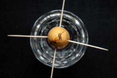 Avokado yetiştir. Avokado çukurları kürdanda. Yağlı meyve. Kemikte çatlak var. Ev bahçesi ve sebze bahçesi.