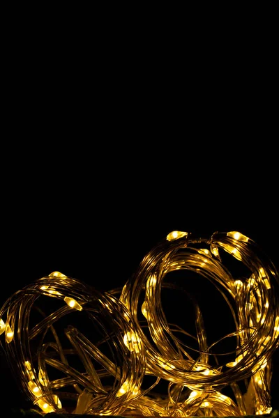 圣诞装饰 新年的灯火管制 在黑色的背景上闪耀的花环 节日背景 圣诞节的背景金丝雀奢侈风格明信片 — 图库照片