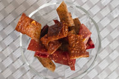 Meyve şekeri. Meyve püresinden ya da böğürtlenden yapılan bir lezzet. Doğal tatlılık. Şekersiz tatlı. El işi üreticisi. Ev yapımı sağlıklı yiyecekler. Sağlıklı beslenme.