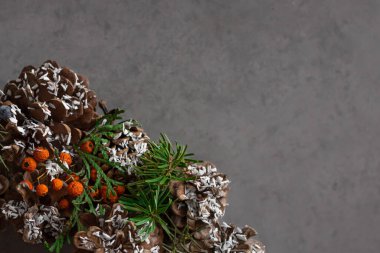 Noel çelengi. İç dekorasyon. Yeni yıl kutlaması. Noel ağacının koni ve dalları. Ev dekoru.
