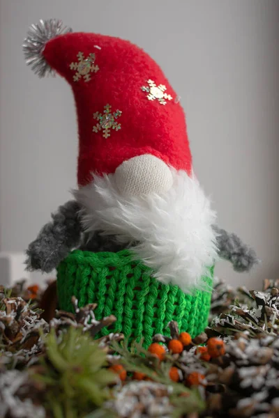 Handgenähter Weihnachtsmann Handgemachtes Spielzeug Rote Kappe Neujahrsspielzeug Weihnachtsdekor Gestrickter Becherdeckel — Stockfoto