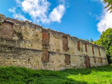 Ukrayna 'nın mimarisi. Mahvolmuş kale. Ukrayna tarihi. Berezhany Kalesi. Mimari bir anıtın kalıntıları. Tuğla cephesi. Ortaçağ binası.