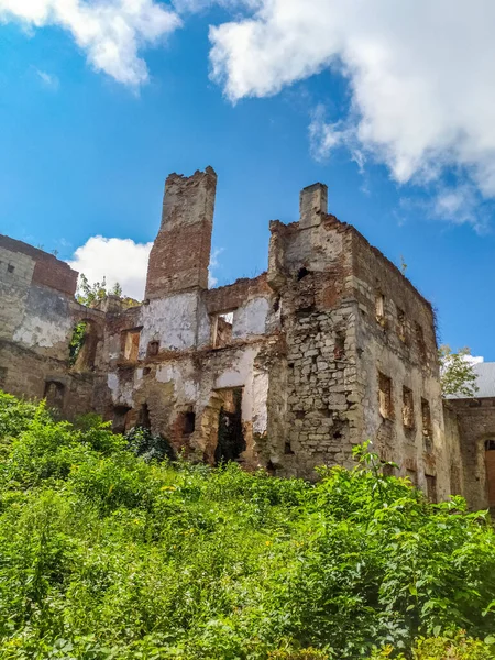Ukrayna 'nın mimarisi. Mahvolmuş kale. Ukrayna tarihi. Berezhany Kalesi. Mimari bir anıtın kalıntıları. Tuğla cephesi. Ortaçağ binası.