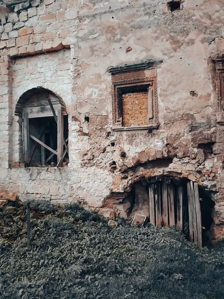 Cerró Ventanas Puertas Casa Abandonada Sepia Edificio Vacío Ruinas Ruinas — Foto de Stock
