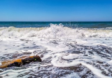 Dalgaların sıçraması. Sörfün sesi. Dalga kıyı taşını dövüyor. İspanya 'nın deniz manzarası. Avrupa 'ya seyahat.