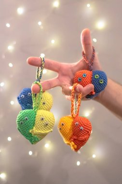 Sevgililer Günü. Amigurumi kalp şeklinde olsun. El yapımı romantik bir hediye. Örgü oyuncaklar. Bir kalbin iki yarısı. Bir dosta ya da sevdiğine bir hediye. Kalp ellerinde..