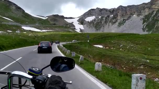 骑摩托车去欧洲旅行 铁马奥地利的Grossglockner山路 雄伟的阿尔卑斯山 山路全景 — 图库视频影像