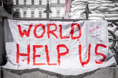 Ukrayna 'da savaşlar. Rusya 'nın Ukrayna' daki saldırganlığı. Yardım talep ediyorum. Dünya toplumu. Ukraynalıların desteği. Dünyayı kurtarıyorum. Ruslar Ukraynalılara Soykırım.