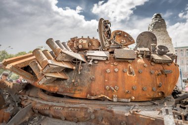 Askeri teçhizatın yanmış kalıntıları. Ukrayna 'daki savaş. Rus ordusunun paslı tankları. Paslı Grunge geçmişi. Rusya 'nın saldırganlığı. Bozuk Rus ekipmanı. Savaşta nakil. Savaş ekipmanları. Yenilen düşman ordusu.