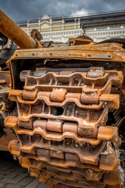 Askeri teçhizatın yanmış kalıntıları. Ukrayna 'daki savaş. Rus ordusunun paslı tankları. Paslı Grunge geçmişi. Rusya 'nın saldırganlığı. Bozuk Rus ekipmanı. Savaşta nakil. Savaş ekipmanları. Yenilen düşman ordusu.