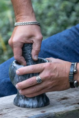 Baharat öğütmek için tokmaklı elle seramik havan topu. Yemek numaraları. Mutfak aletleri. Biber kırıntısı. Kokulu baharatlar..