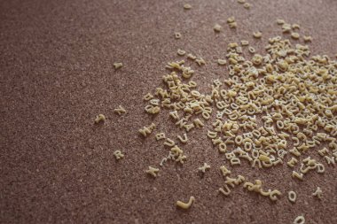 Bir sürü harf ve kelime. Bilgi sesi. Yaratıcı kriz. Yazarın beyni. Düşünceleri ifade edebilme yeteneği. Kafadaki dağınıklık. Sözcüklerle yönlendir.