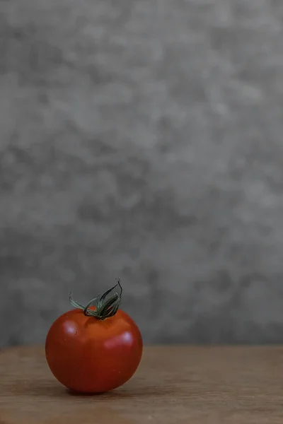 Tomate Vermelho Suculento Fundo Cinzento Ainda Vida Com Verduras Frescas — Fotografia de Stock
