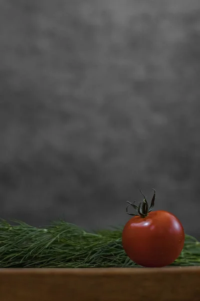 Tomate Vermelho Suculento Fundo Cinzento Ainda Vida Com Verduras Frescas — Fotografia de Stock