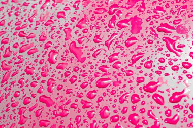 Küçük damlaları olan bir arka plan. Yağmur damlaları. Kan sıçramış. Renkli damlaları olan bir arka plan. Islak yüzey. Boya sıçramaları.