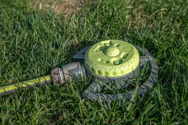 Taşınabilir bahçe sulama sistemi. Sulama sistemi. Bahçe bakımı. Yeşil çimenler. Otomatik sulama. Bahçe malzemeleri. Su ayırıcı.