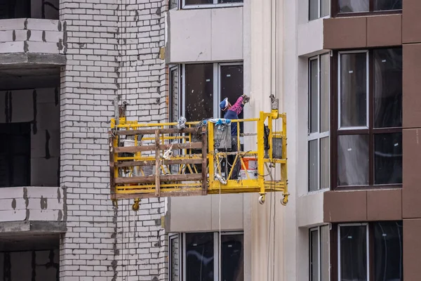 High Rise Facade Works Builder Yellow Cradle Work Height Real — Fotografia de Stock