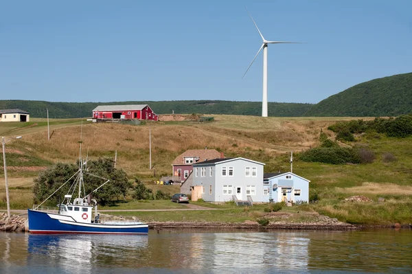Pintoresca escena rural con agua y molino de viento —  Fotos de Stock