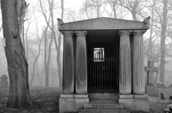 Mausoleum i en mycket dimmig kyrkogård — Stockfoto