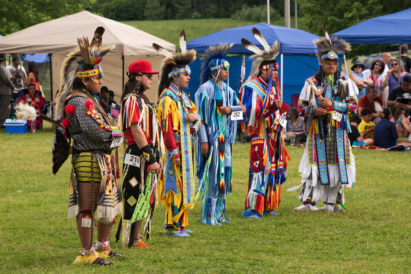Мальчики-подростки в традиционной одежде в День аборигенов

