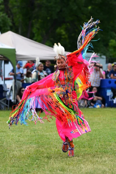 Teenage Native girl esegue una danza tradizionale — Foto Stock