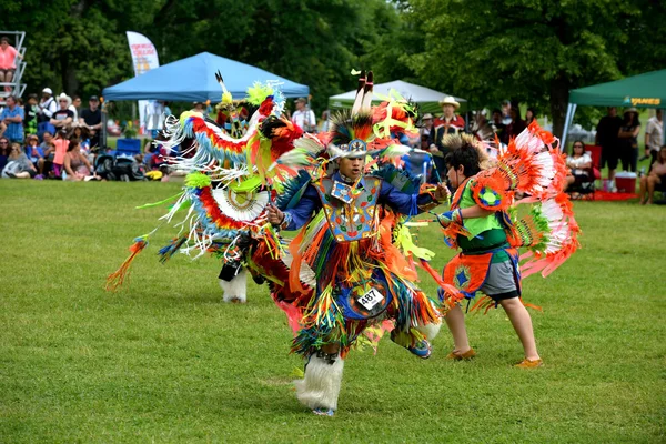 Les garçons autochtones exécutent la danse traditionnelle — Photo