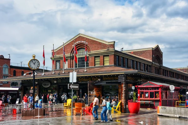 Ottawa, Kanada - 6 Eylül 2021: Byward Market binası, başkentin tarihi Byward Market bölgesinde özel yemek ve butik ürünleri satan popüler bir toplantı yeridir..