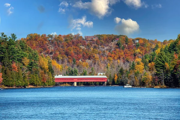 Overdekte Brug Gatineau Rivier Wakefield Quebec Prachtige Herfstkleuren — Stockfoto