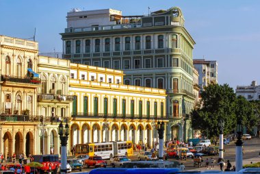Havana, Küba 2 Şubat 2010: Paseo de Marti 'nin ayırt edici binaları, Kongre binasının karşısında, Havana, Küba' nın eski Havana bölgesinde öğleden sonra güneş ışığı altında..