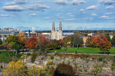 Ottawa 'daki Parliament Hill' den sonbahar yapraklarıyla Major 's Hill Parkı manzarası